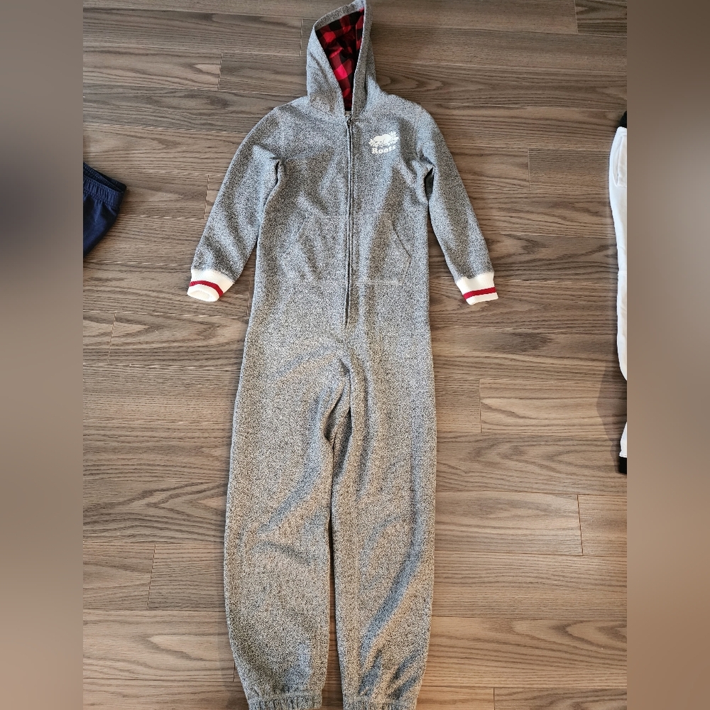 Kid's Roots Cabin Onesie. Size Large. Like New!